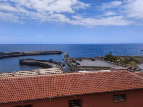 A wink at the sea in the historic city centre